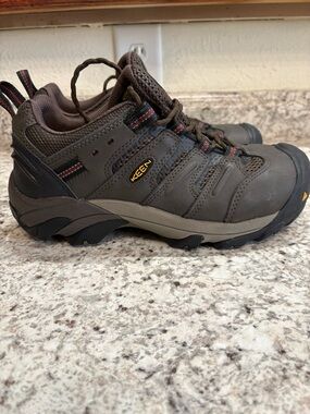 Keen Men's Brown and Black Low-Cut Hiking Shoe